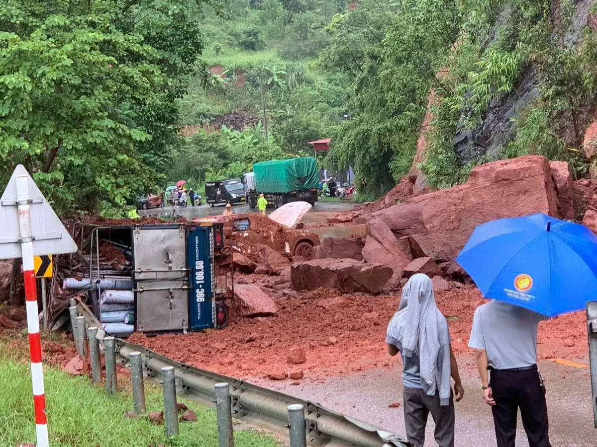 Hiện trường vụ sạt lở taluy trên Quốc lộ 6, đất đá đè trúng 2 ô tô khiến giao thông bị chia cắt