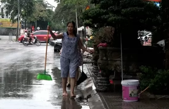 Dân biệt thự trăm tỷ ở Hà Nội hối hả dọn nhà sau ngập lụt