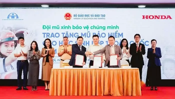 Hơn 1,7 triệu chiếc mũ bảo hiểm cho học sinh lớp 1: Hành trình chung tay vì an toàn giao thông