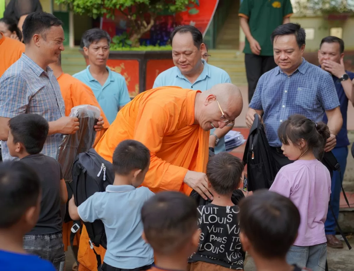 Thầy Thích Trúc Thái Minh, trụ trì chùa Ba Vàng, Thầy Thích Trúc Thái Minh cùng chư Tăng, Phật tử chùa Ba Vàng đã trao các nhu yếu phẩm đến người dân địa phương 