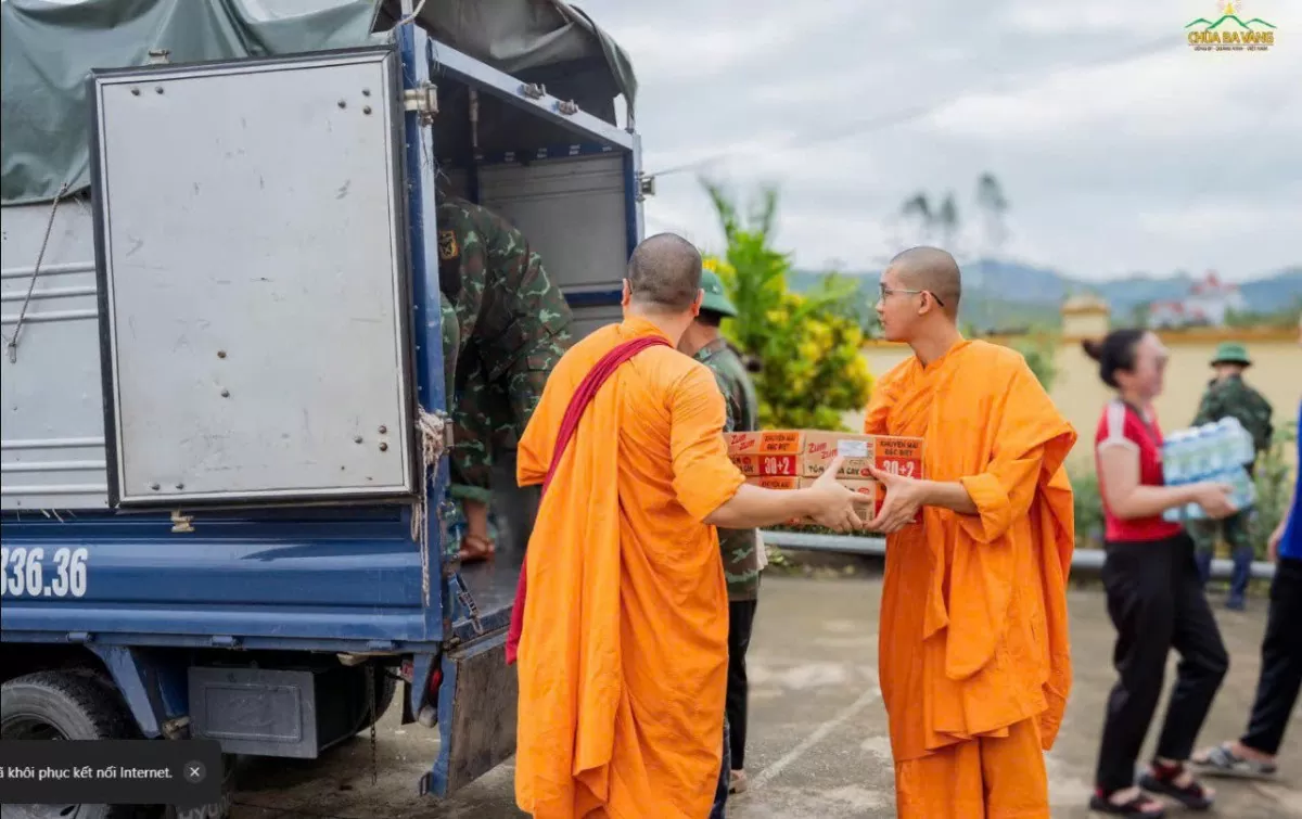 Chùa Ba Vàng chung tay hỗ trợ người dân phường Vàng Danh các nhu yếu phẩm