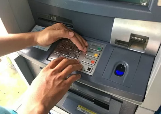 Khi đi rút tiền ATM, khách hàng cần làm gì để tránh bị đánh cắp thông tin?