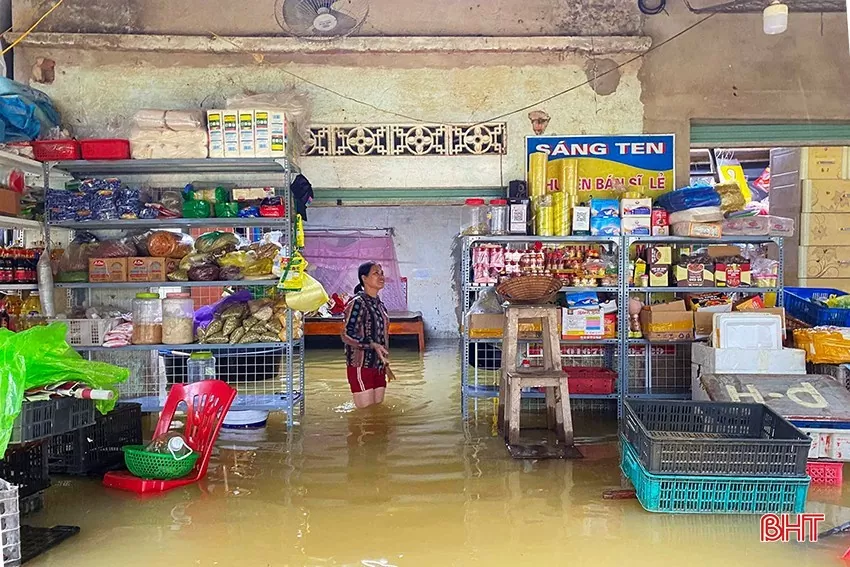 Hà Tĩnh: Nơi nước rút nhanh, nơi còn ngập sâu