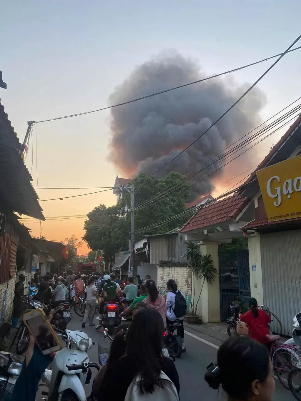 Hà Nội: Cháy lớn trong khu dân cư, cột khói bốc cao ngùn ngụt