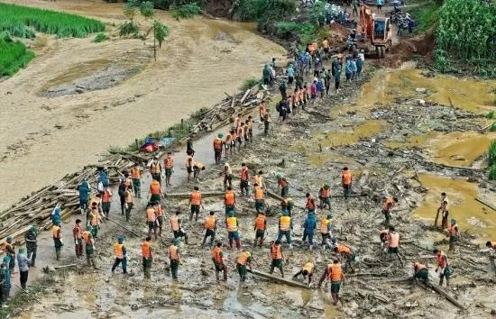 Lực lượng vũ trang chung tay khắc phục hậu quả sau mưa lũ