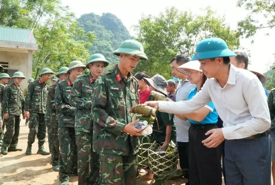 Lực lượng vũ trang chung tay khắc phục hậu quả sau mưa lũ