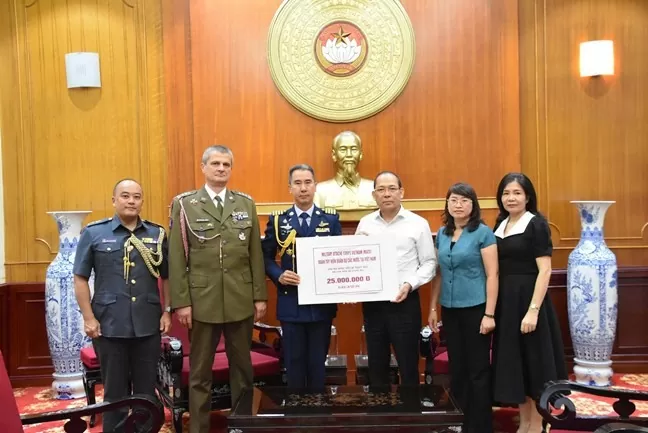 Phó Chủ tịch Hoàng Công Thuỷ tiếp nhận ủng hộ từ Đoàn Tuỳ viên quân sự các nước tại Việt Nam (MACV)