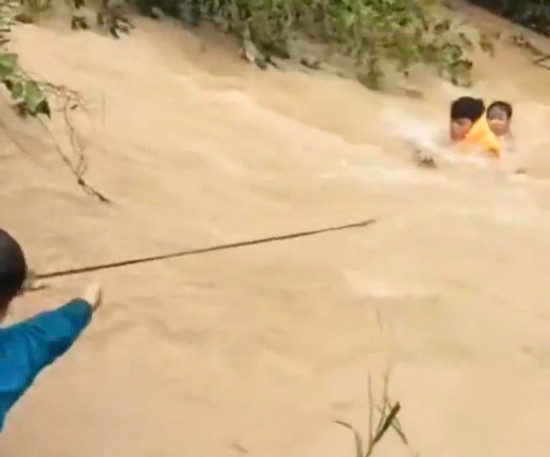 gia lai chang trai ke lai giay phut thoat khoi luoi hai tu than sau 1 tuan lenh denh giua song