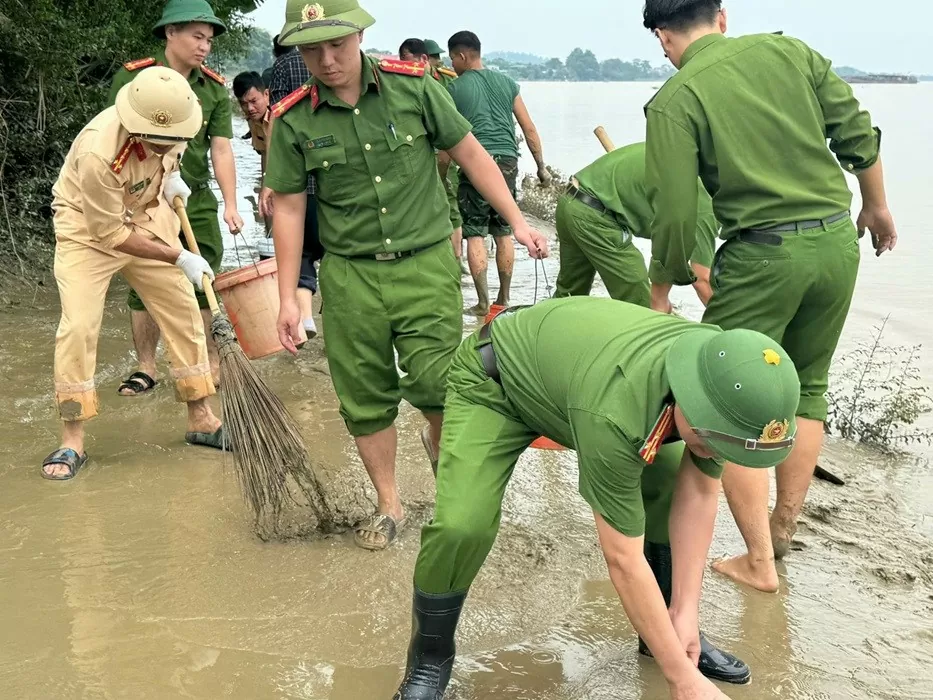 Hình ảnh đẹp về Công an TP. Thanh Hóa giúp dân khắc phục hậu quả sau mưa lũ