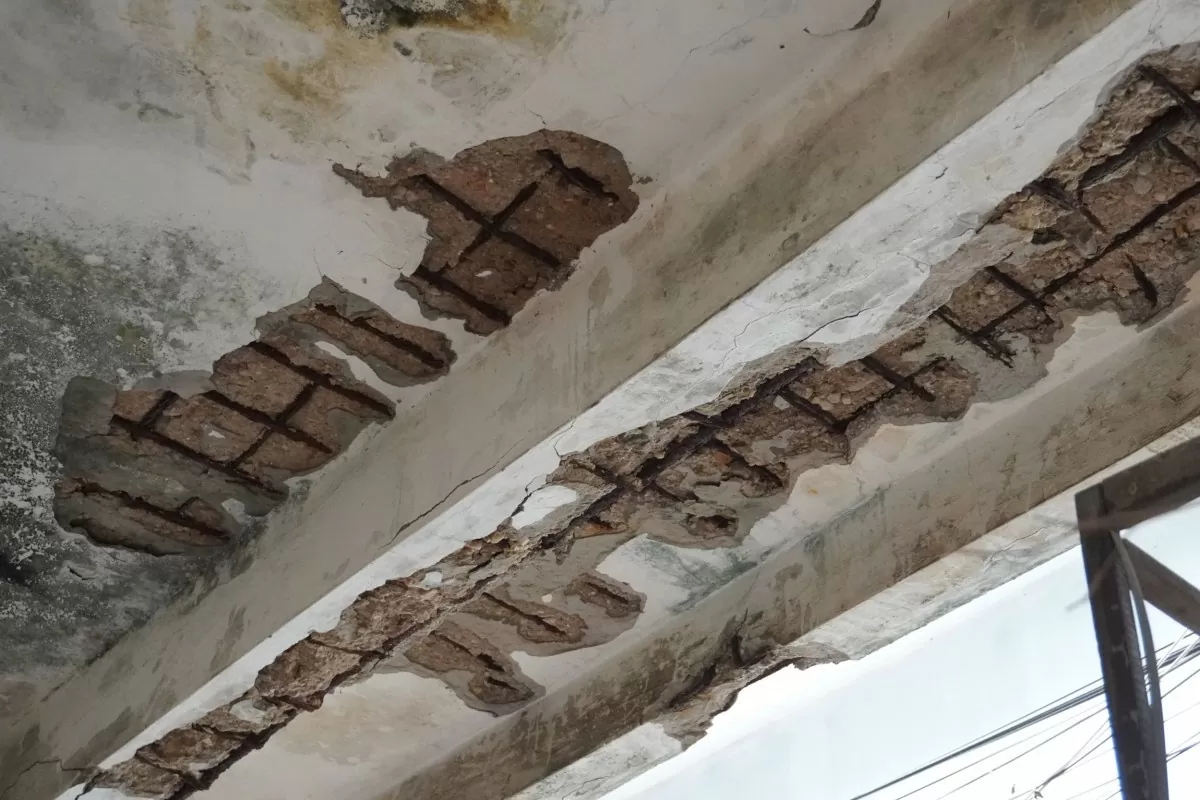 Theo ghi nhận, các nhà tập thể này đều đã xuống cấp nghiêm trọng, nhiều mảng tường mục nát, bong tróc Theo ghi nhận, các nhà tập thể này đều đã xuống cấp nghiêm trọng, nhiều mảng tường mục nát, bong tróc
