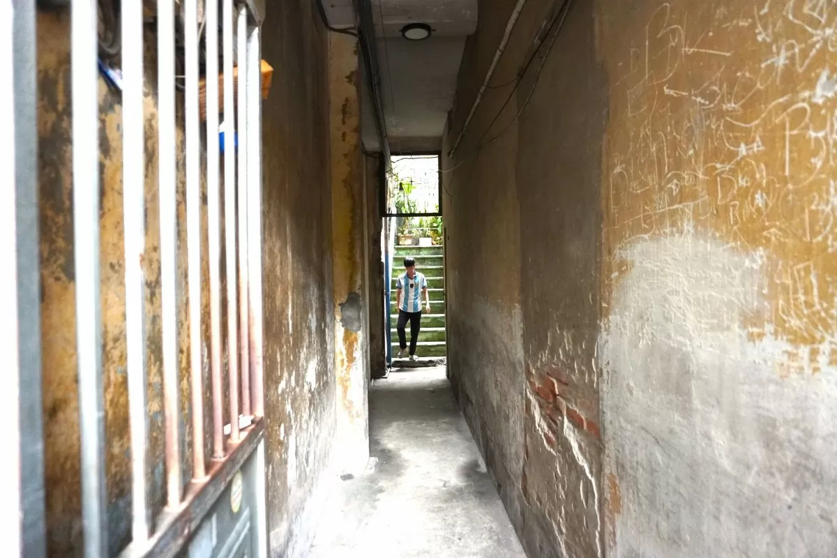 Bên trong các khu nhà là cảnh chật chội, hệ thống điện cũ kỹ, lâu năm tiềm ẩn nguy cơ cháy nổ Bên trong các khu nhà là cảnh chật chội, hệ thống điện cũ kỹ, lâu năm tiềm ẩn nguy cơ cháy nổ