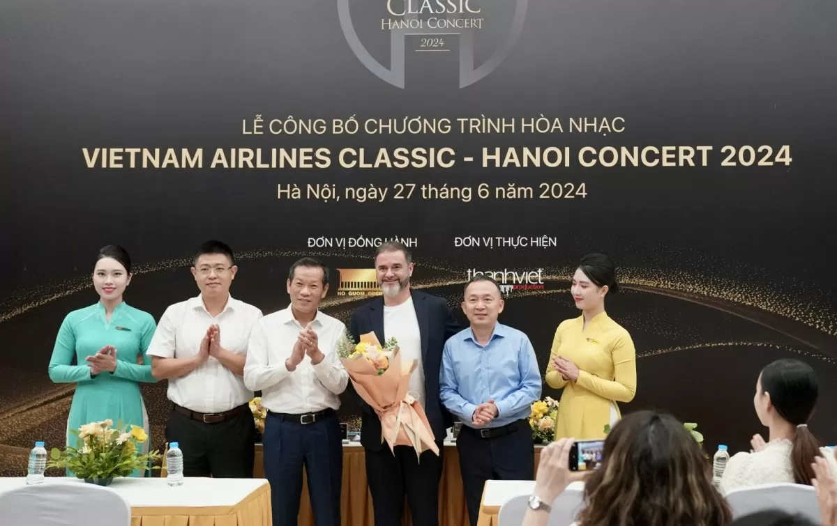 Đại diện Vietnam Airlines cùng các đơn vị đồng hành tặng hoa cho nhạc trưởng César Álvarez.