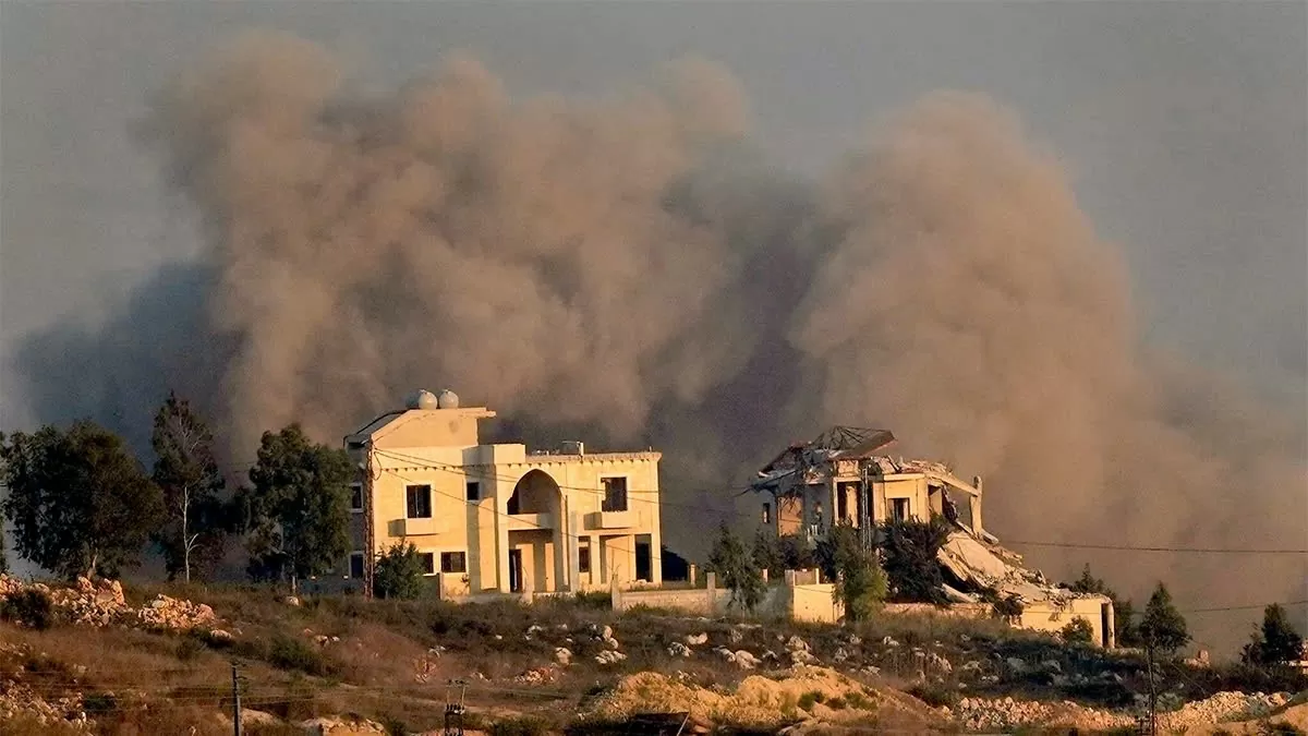 Khói bốc lên từ vị trí ở thị trấn Khiam, miền nam Lebanon sau khi Israel không kích. Ảnh: AFP