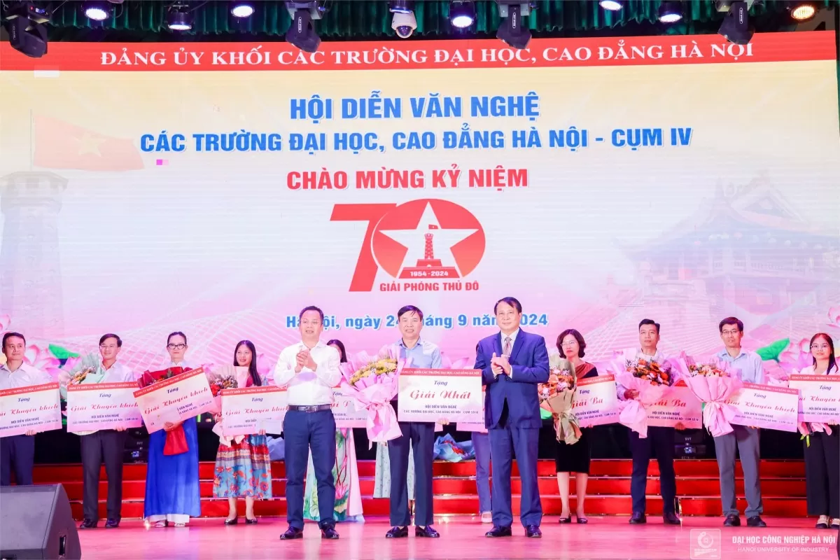 Đồng chí Phạm Văn Hải - Trưởng Ban Tuyên giáo, Đảng ủy Khối các trường đại học cao đẳng Hà Nội và đồng chí Lê Hồng Quân - Bí thư Đảng ủy Trường ĐHCNHN, Cụm trưởng cụm IV trao giải Nhất