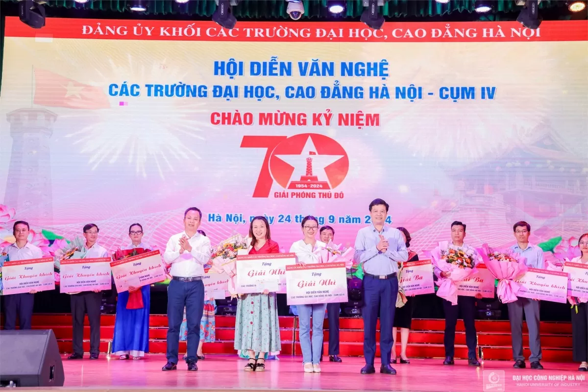 Đồng chí Phạm Văn Hải - Trưởng Ban Tuyên giáo, Đảng ủy Khối các trường đại học cao đẳng Hà Nội và đồng chí Kiều Xuân Thực - Phó Bí thư Đảng ủy, Hiệu trưởng Trường Đại học Công nghiệp Hà Nội, đại diện cho đơn vị đăng cai lên trao giải Nhì