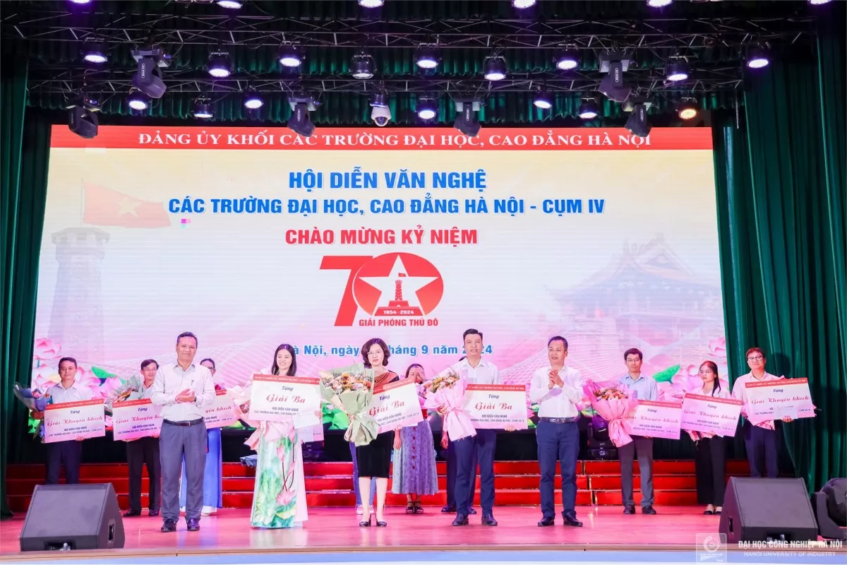 Đồng chí Phạm Văn Hải - Trưởng Ban Tuyên giáo, Đảng ủy Khối các trường đại học cao đẳng Hà Nội và đồng chí Nguyễn Tiến Dũng - Phó Hiệu trưởng, Chủ tịch Công đoàn Trường Đại học Hà Nội, cụm phó Cụm IV trao giải Ba cho các trường: Trường Đại học Thủy Lợi, Trường Đại học Công nghệ Giao thông vận tải; Trường Cao đẳng kinh tế kỹ thuật thương mại