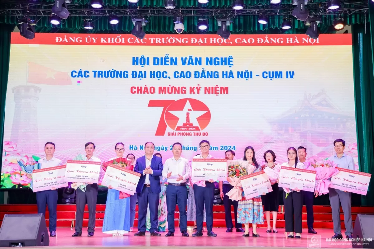 Đồng chí Phạm Văn Hải - Trưởng Ban Tuyên giáo, Đảng ủy Khối các trường đại học cao đẳng Hà Nội và Đồng chí Nguyễn Văn Thiện - Phó Bí thư Thường trực Đảng ủy, Phó Hiệu trưởng Trường Đại học Công nghiệp Hà Nội đại diện cho đơn vị đăng cai trao giải Khuyến khích cho các trường: Trường Đại học Dược Hà Nội; Trường Đại học Khoa học và Công nghệ Hà Nội; Trường Đại học Công đoàn; Trường Đại học Hòa Bình; Trường Cao đẳng Nghề Công nghiệp Hà Nội; Trường Đại học Quốc tế Bắc Hà và Trường Cao đẳng xây dựng số 1