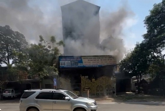 ha noi chay lon giua trua nang nha 3 tang chim trong bien khoi