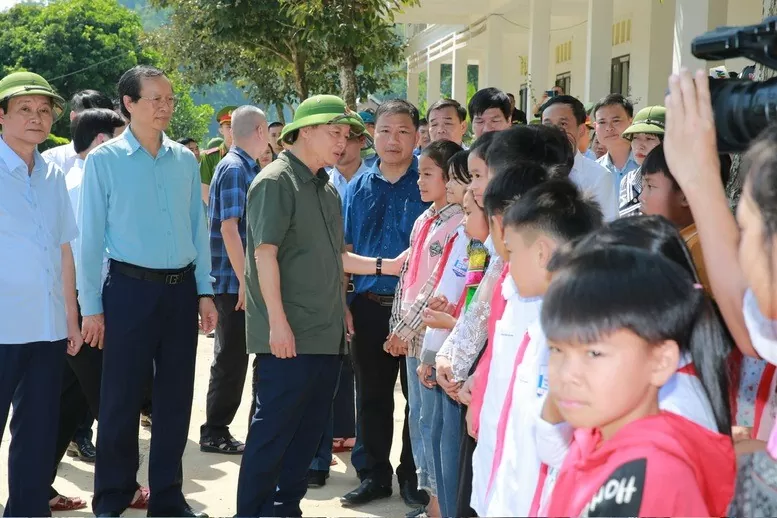 Phó Thủ tướng Trần Hồng Hà thăm thầy và trò trường THCS Lâm Phú, xã Lâm Phú, huyện biên giới Lang Chánh - Ảnh: VGP/Minh Khôi