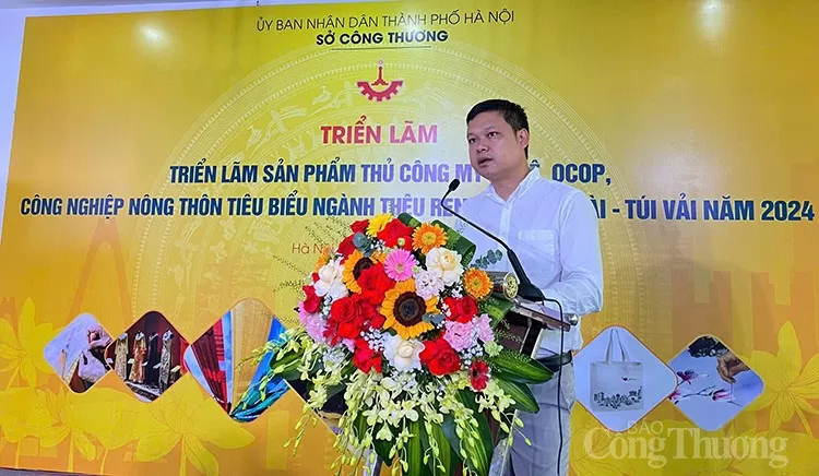 Ông Hoàng Quân - Phó Giám đốc Trung tâm Khuyến công và Tư vấn phát triển công nghiệp phát biểu khai mạc Triển lãm