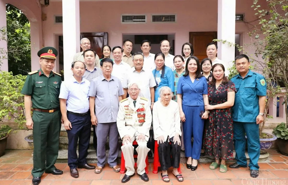 Chủ tịch Hà Nội Trần Sỹ Thanh thăm, tặng quà các cựu quân nhân, gia đình chính sách quận Long Biên