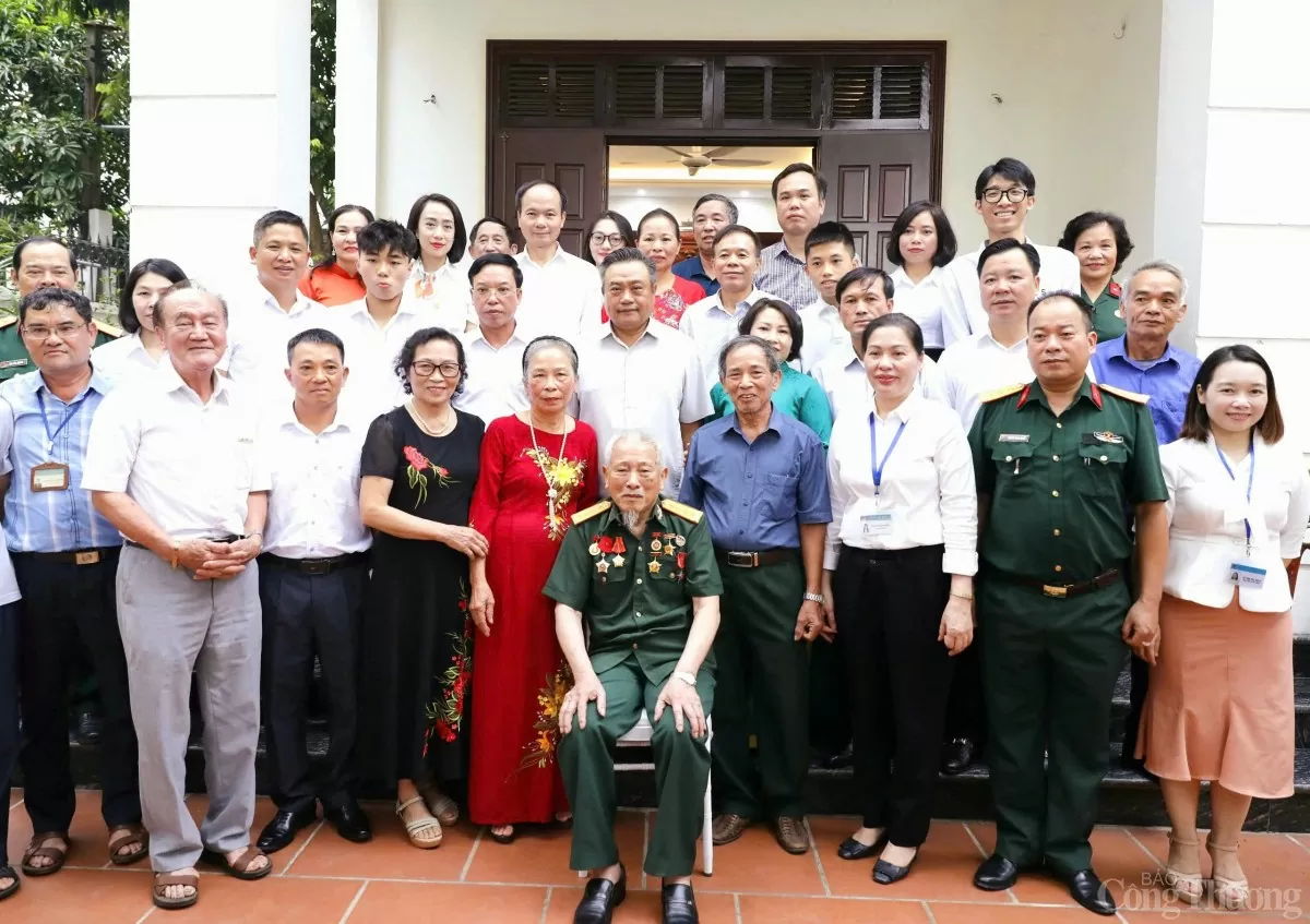 Chủ tịch Hà Nội Trần Sỹ Thanh thăm, tặng quà các cựu quân nhân, gia đình chính sách quận Long Biên