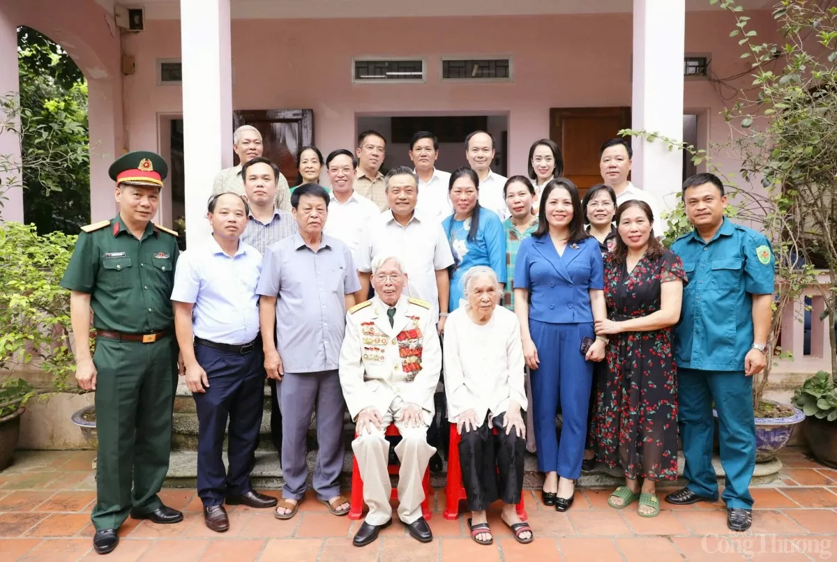 Chủ tịch Hà Nội Trần Sỹ Thanh thăm, tặng quà các cựu quân nhân, gia đình chính sách quận Long Biên