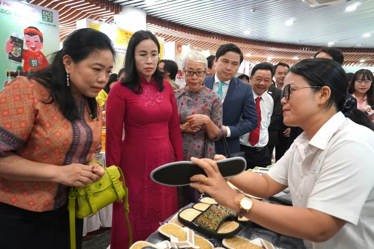 Lãnh đạo TP. Đà Nẵng và Tổng Lãnh sự Thái Lan tại TP. Hồ Chí Minh tham quan các gian hàng