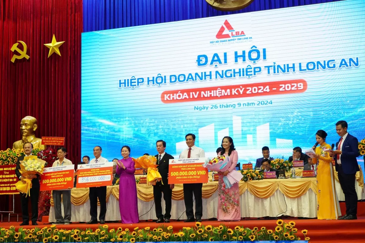 Đại diện Ban chấp hành Hiệp hội trao số tiền ủng hộ Quỹ vì người nghèo, Quỹ khuyến học tỉnh Long An và Ủng hộ đồng bào bị ảnh hưởng bão số 3