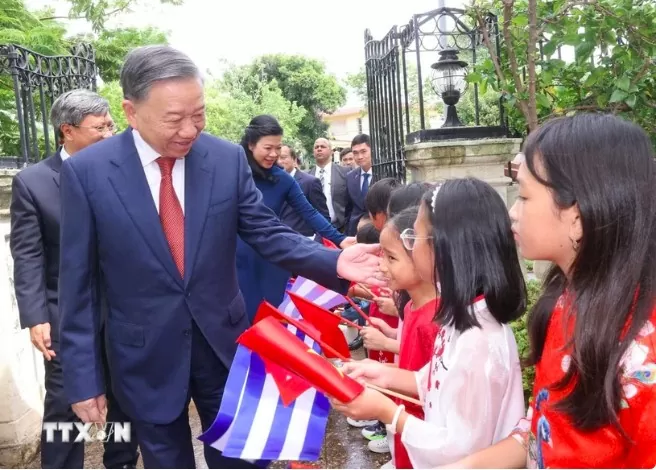 Tổng Bí thư, Chủ tịch nước Tô Lâm và Phu nhân với thiếu nhi Việt Nam tại Cuba. Ảnh: Lâm Khánh - TTXVN