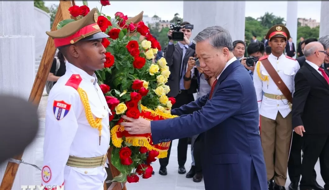 Tổng Bí thư, Chủ tịch nước Tô Lâm đặt hoa tưởng niệm Anh hùng dân tộc Cuba Jose Marti. Ảnh: TTXVN