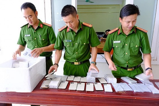 ha tinh pha chuyen an khung thu giu hon 6000 dien thoai iphone samsung gia