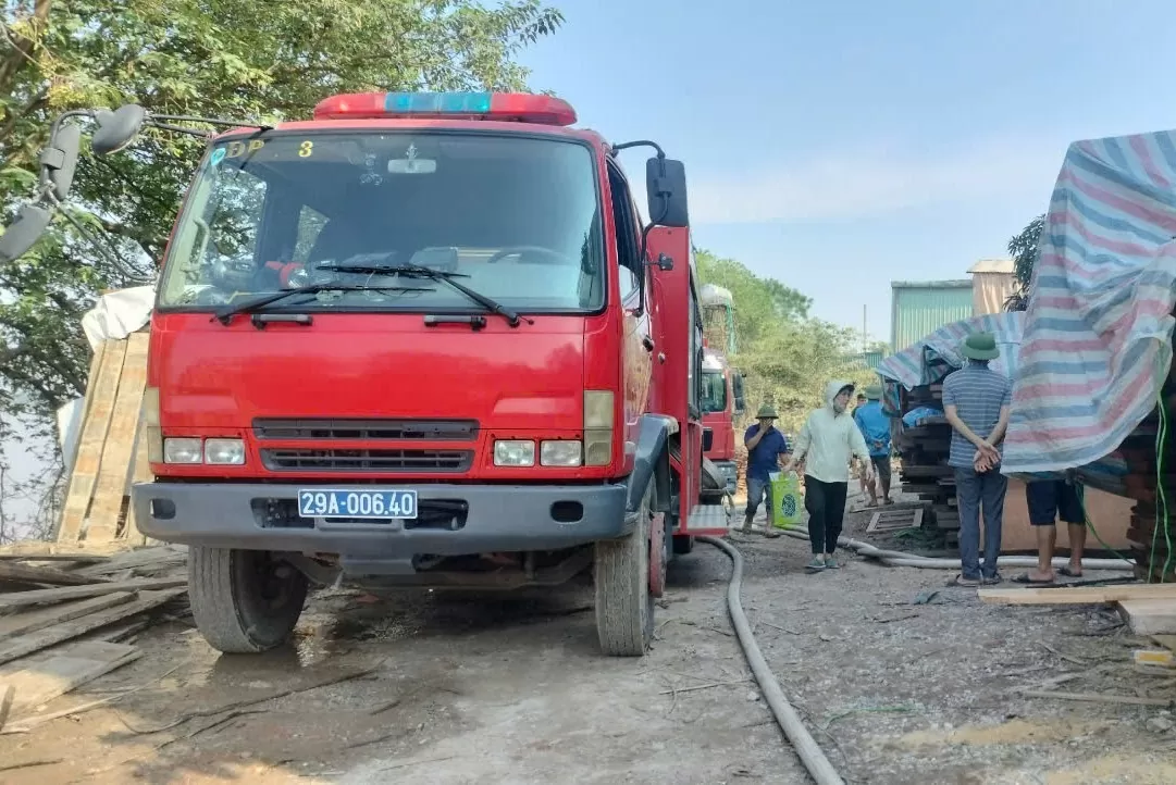 Hà Nội: Cháy lớn trong hẻm nhỏ, lửa bùng lên dữ dội đỏ rực