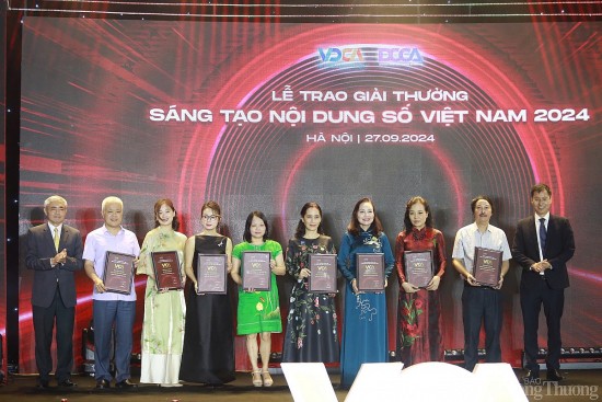 vinh danh 12 to chuc ca nhan tai giai thuong sang tao noi dung so viet nam 2024