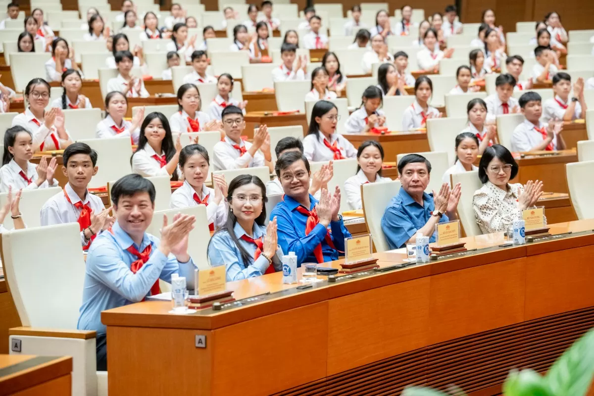 Tổng Thư ký Quốc hội, Chủ nhiệm Văn phòng Quốc hội Bùi Văn Cường; Bí thư thứ nhất Trung ương Đoàn Bùi Quang Huy cùng các đại biểu dự phiên khai mạc