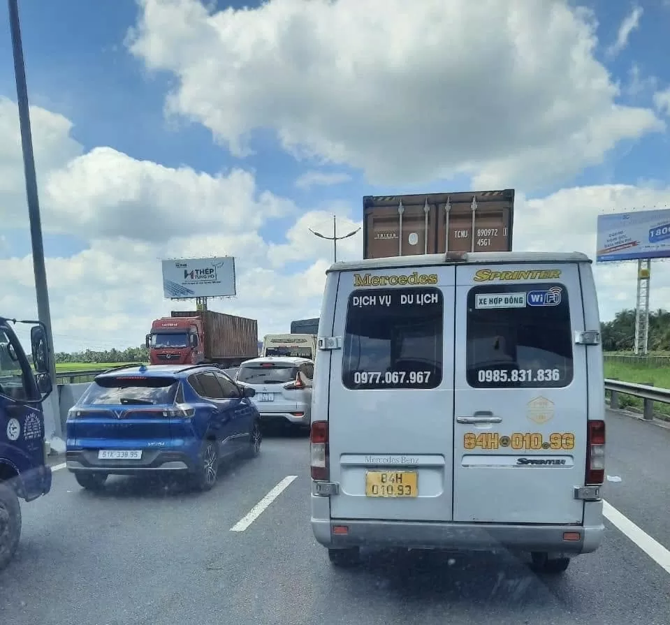 Tiền Giang: Xe tải lật ngang trên cao tốc TP. Hồ Chí Minh - Trung Lương, kẹt xe nhiều km