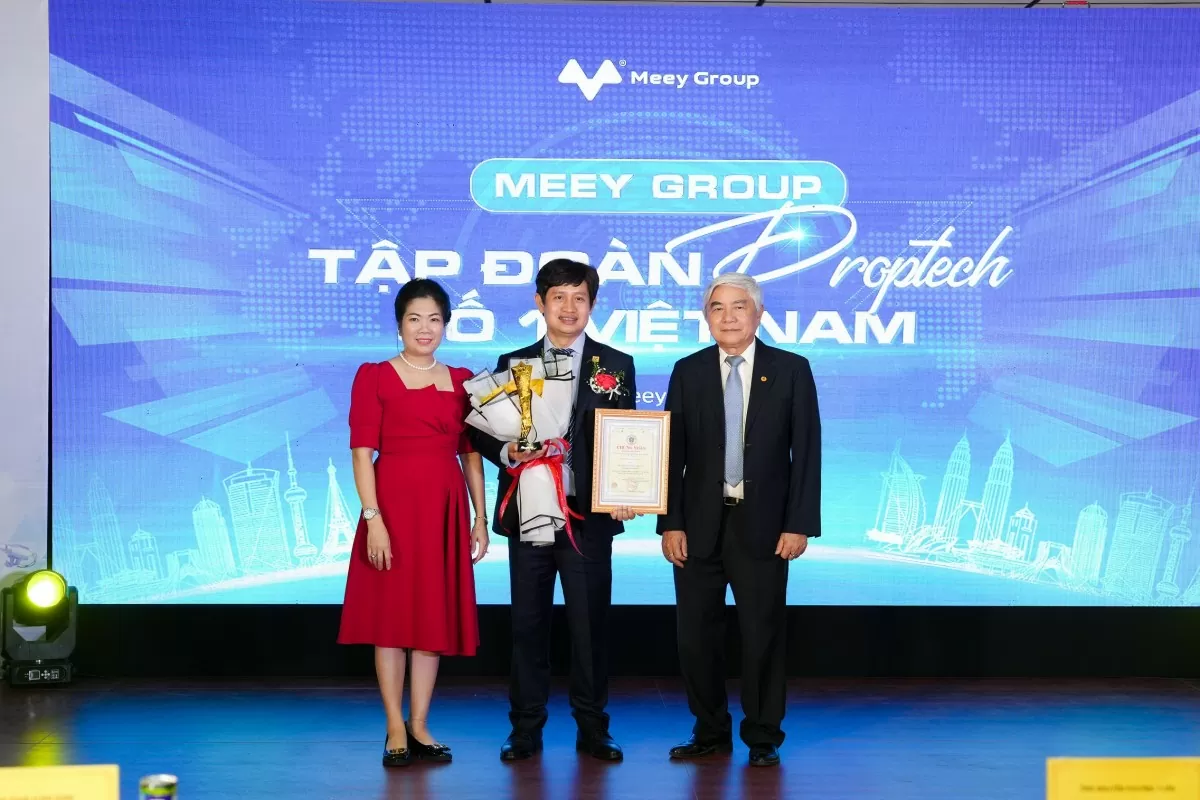 Ông Hoàng Mai Chung - Chủ tịch HĐQT Meey Group nhận giải thưởng tại Top Công nghiệp 4.0 Việt Nam