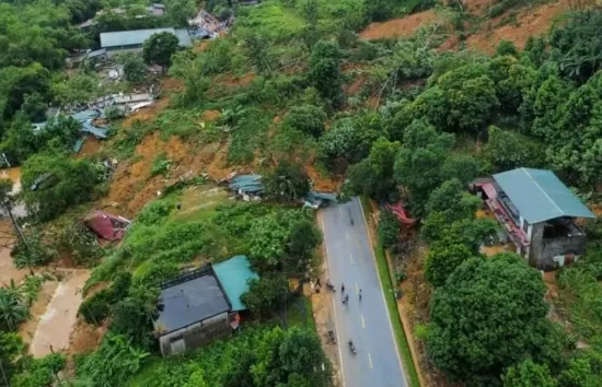 Hà Giang: Quả đồi sập xuống vùi lấp nhiều nhà dân và ô tô khách