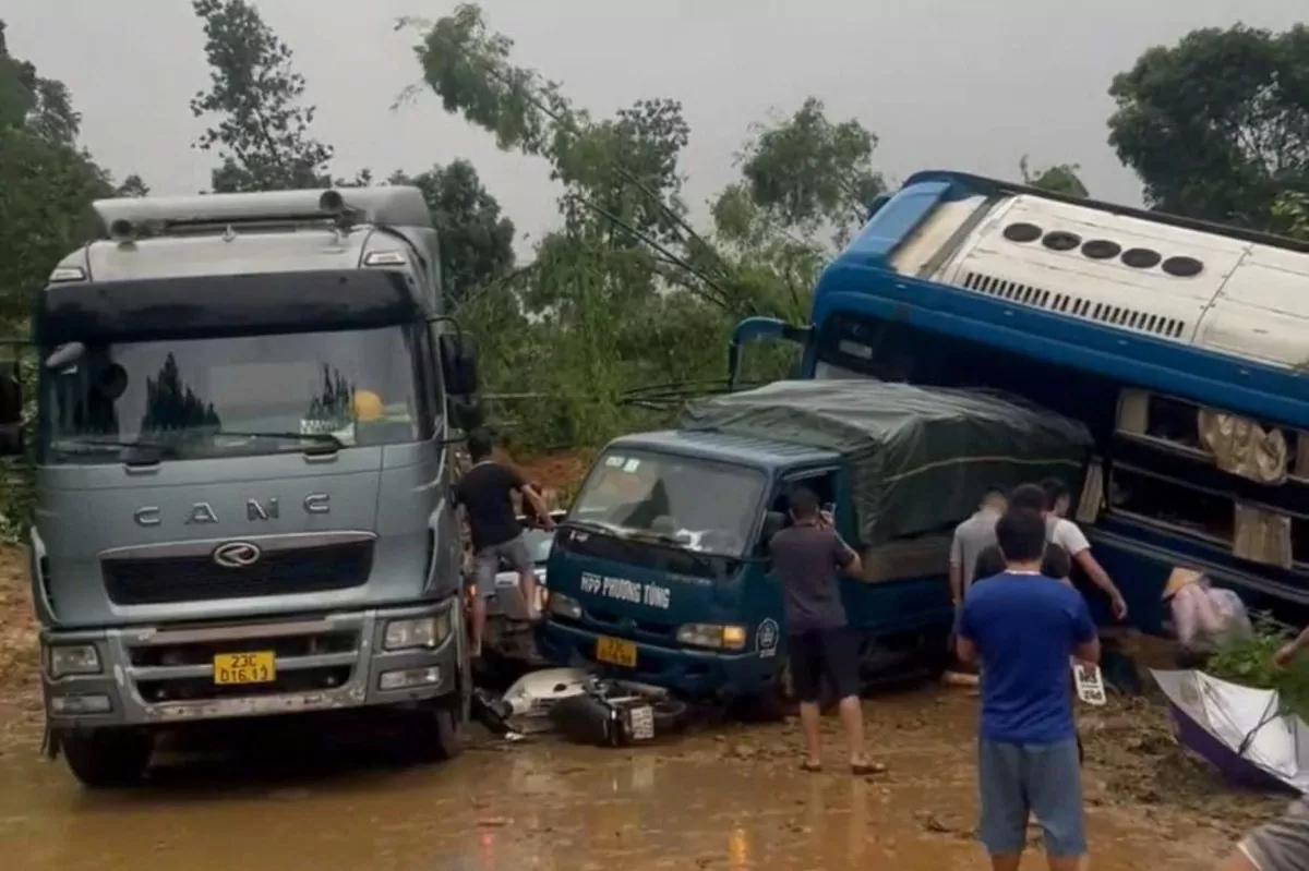 Hà Giang: Quả đồi sập xuống vùi lấp nhiều nhà dân và ô tô khách