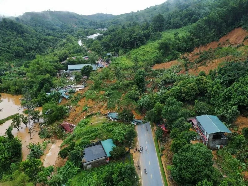 Sạt lở đất trên quốc lộ 2 khiến 5 ô tô bị vùi lấp, 1 người tử vong