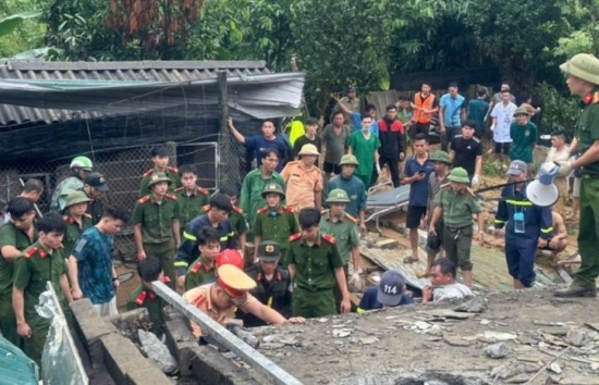 sat lo dat tren quoc lo 2 khien 5 o to bi vui lap 1 nguoi tu vong