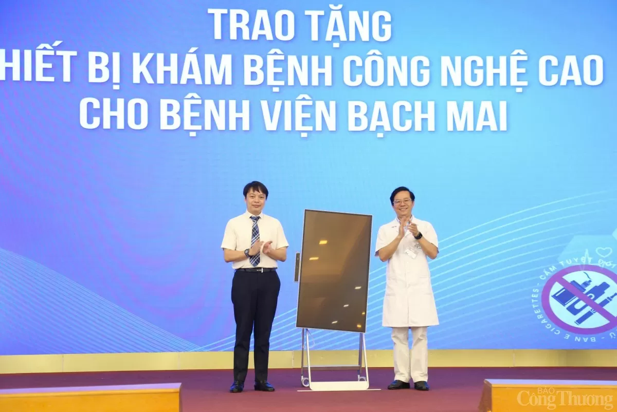 Khám sàng lọc bệnh tim mạch, thận cho hơn 1.000 người dân ở Hà Nội