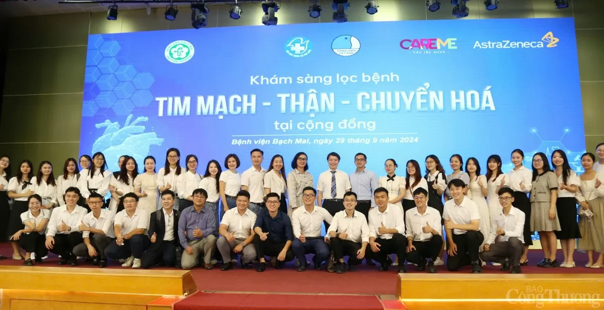 Khám sàng lọc bệnh tim mạch, thận cho hơn 1.000 người dân ở Hà Nội