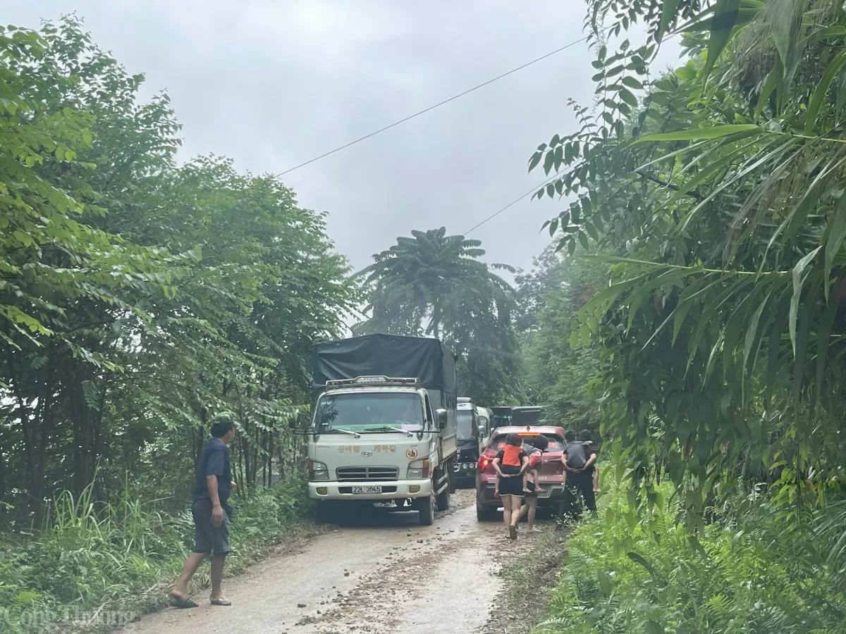 Chưa thông quốc lộ 2, xe đến Hà Giang chật vật đi đường liên xã