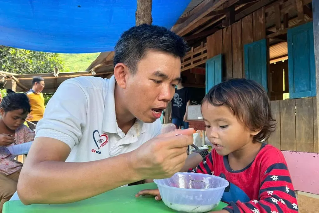 Nguyễn Bình Nam - Kỹ sư điện “cõng nụ cười” lên bản xa