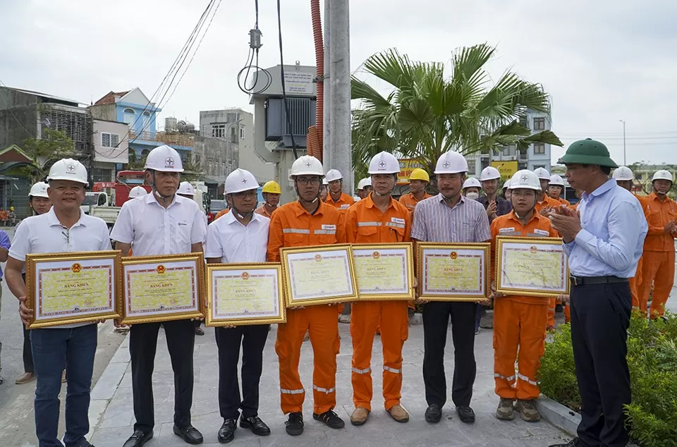 Phó Chủ tịch Thường trực UBND tỉnh Quảng Ninh - ông Vũ Văn Diện (ngoài cùng bên phải), trao Bằng khen của UBND tỉnh cho các tập thể, cá nhân có thành tích trong công tác khắc phục lưới điện sau bão số 3