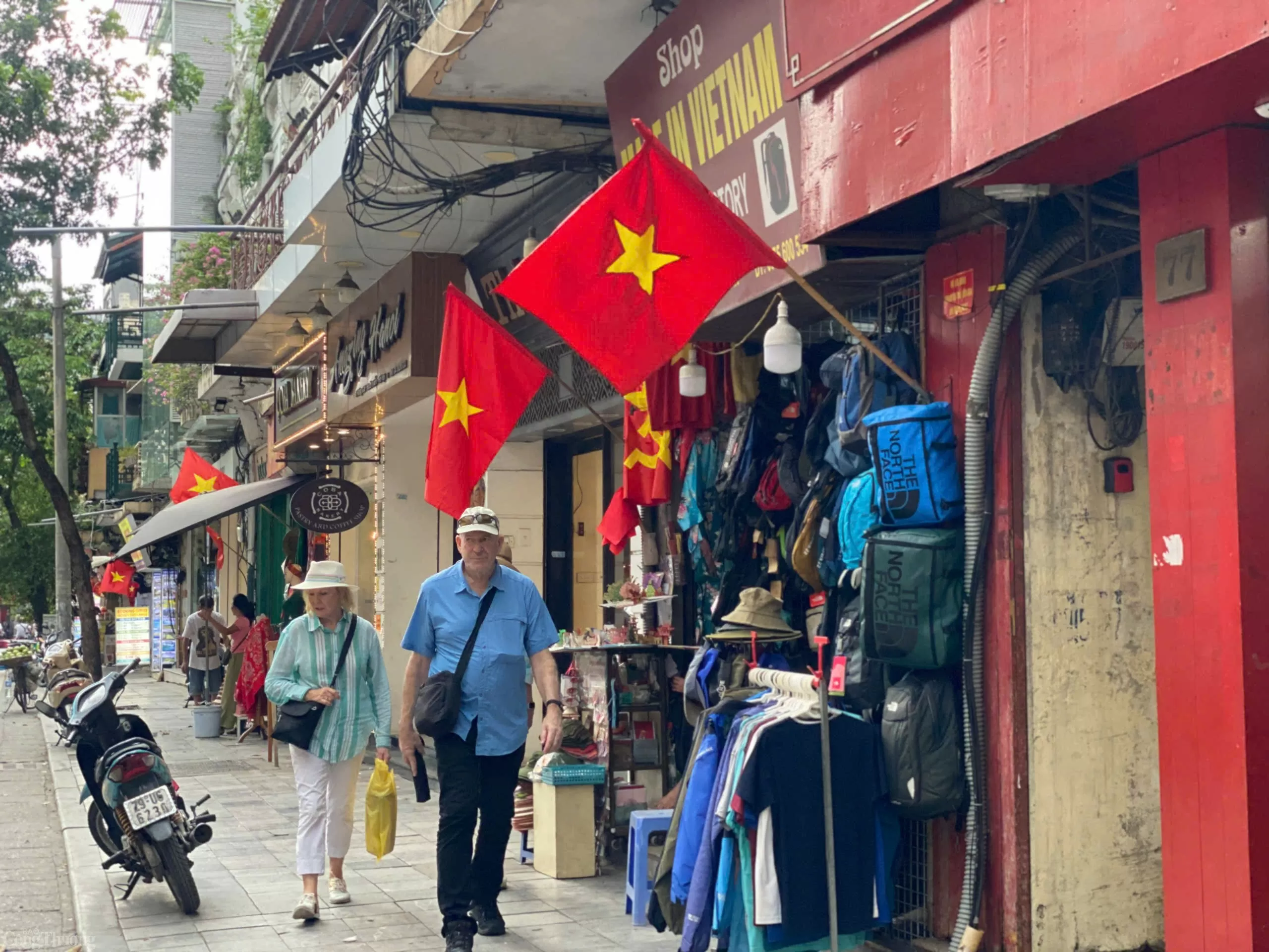 Người dân Hà Nội đồng loạt treo cờ đỏ sao vàng, chào mừng Ngày Giải phóng Thủ đô 10/10