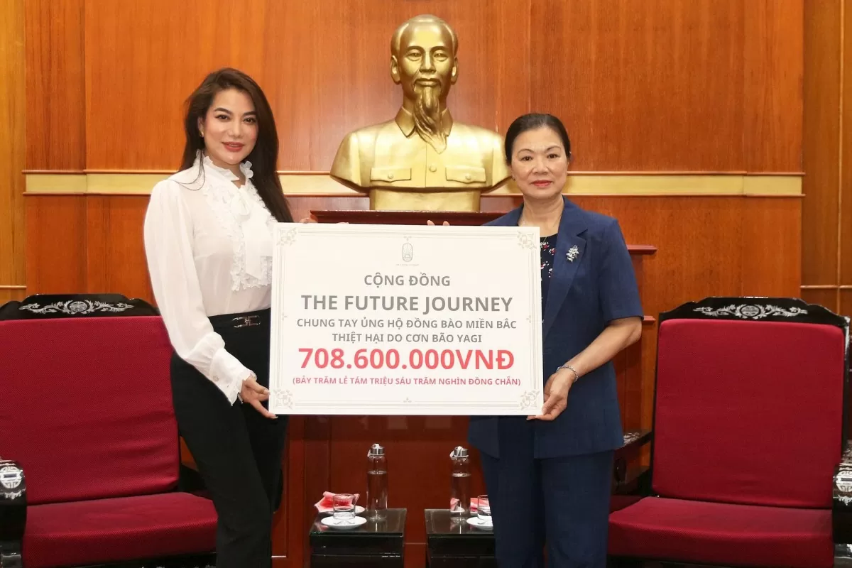 Nghệ sỹ Trương Ngọc Ánh, đại diện Cộng đồng The Future Journey trao số tiền ủng hộ tới UBTƯ MTTQ Việt Nam. Ảnh: Tiến Đạt.