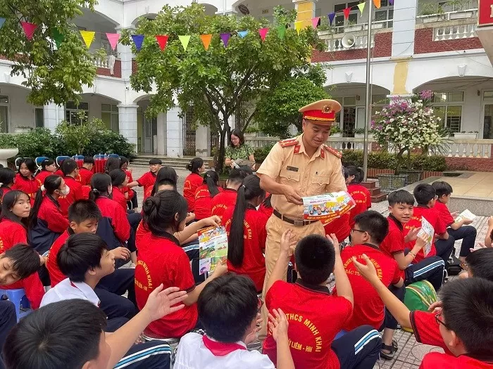 Hà Nội: Công an quận Bắc Từ Liêm phổ biến pháp luật về an toàn giao thông tại trường học