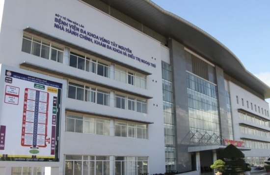 dak lak phau thuat lay vien soi nang gan 1kg trong bang quang cua nam benh nhan